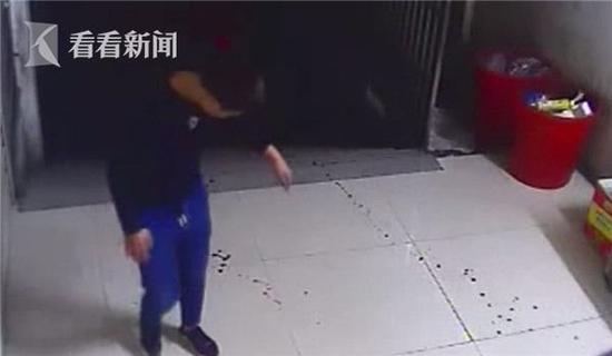 湖北一网吧上演恐怖械斗大片 砍刀鱼叉齐上阵