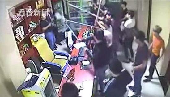 湖北一网吧上演恐怖械斗大片 砍刀鱼叉齐上阵