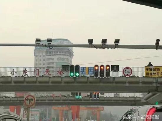 武汉一路口现5个红绿灯让司机犯晕 交警:交替放行
