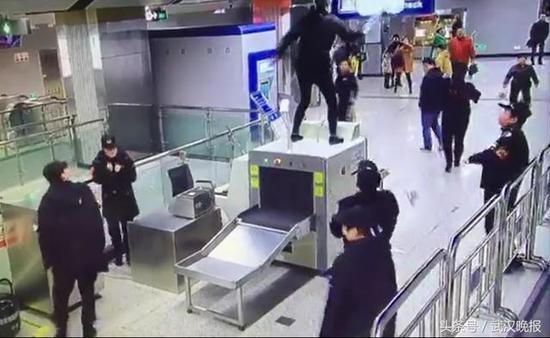 女子因被辞退大闹武汉地铁 跳上安检机抡摄像