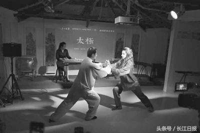 今年5月，美玉（右）在上海与来自上海体育学院的太极师父同台表演 本人供图