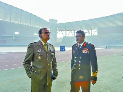 国际军体主席艾尔西诺(右)一行查看武汉体育中心场馆设施    记者胡冬冬 摄