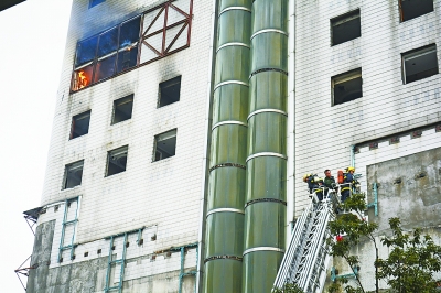 图为失火大楼。记者杨涛 摄
