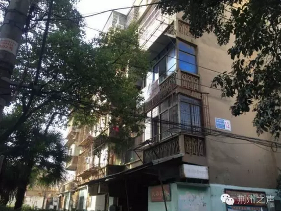 荆州一男子从5楼宿舍坠下当场身亡 屋内留有遗书