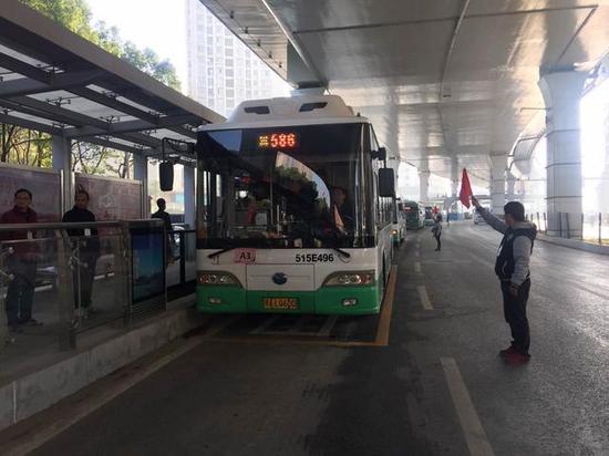 武汉BRT公交首练 1195名驾驶员参加实地模拟演练