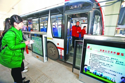 BRT首次实地模拟演练现场，对准车牌停车项目演练。记者何晓刚 摄