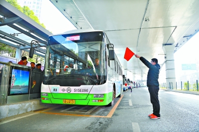 即将行驶在BRT线路的驾驶员轮流实操 记者张宁 摄
