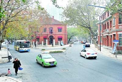 改造后的中山大道一元路至江汉路段已经恢复通车。  记者苗剑 摄