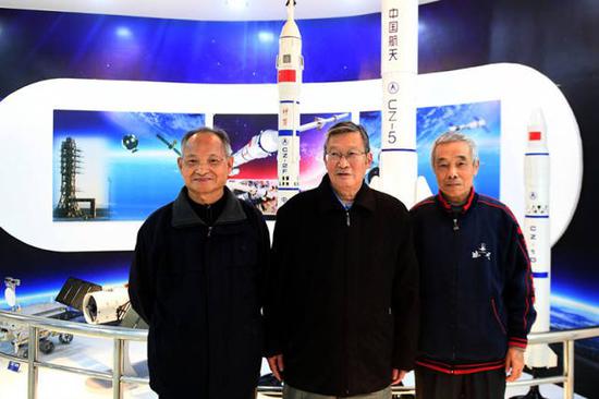 11月19日，已經(jīng)退休的老一代科研人員侯林法(中)、王北海(右)、陶自成(左)在火箭模型前留影。