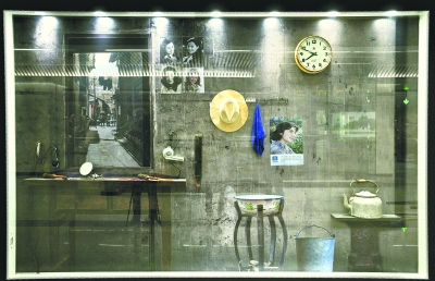 六渡桥站艺术橱窗展示着一家老理发店里的场景 记者李永刚 摄