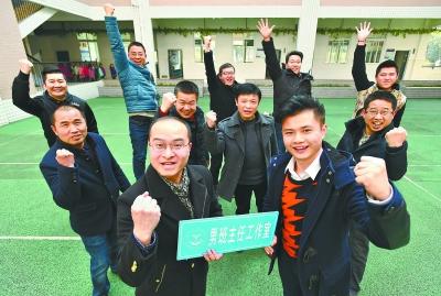 今年2月，育才小学开发区分校成立由男教师组成的“男班主任工作室” 记者 郭良朔 摄