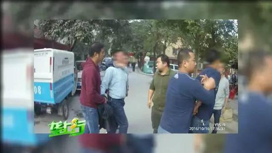 湖北两男子冒充警察抓卖淫嫖娼 收钱后就当场