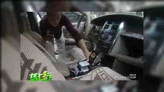 湖北两男子冒充警察抓卖淫嫖娼 收钱后就当场