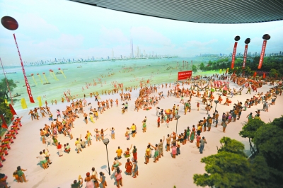 微缩景观《横渡长江》用泥塑与全景画结合的方式,再现武汉国际横渡长江节时汉口江滩的盛况。