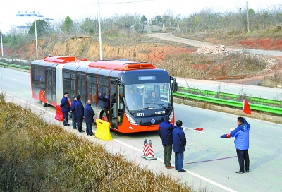 昨日，18米长的BRT公交在黄陂上路行驶 记者张宁 摄