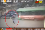 公交車(chē)旋轉(zhuǎn)180度后側(cè)翻 過(guò)路女子被壓身亡