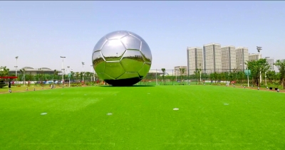 　　中国车都城市足球公园占地6.5万平方米，是国内单体最大的足球公园，园内竖立着一座直径8米的足球雕塑 许志勇 供图