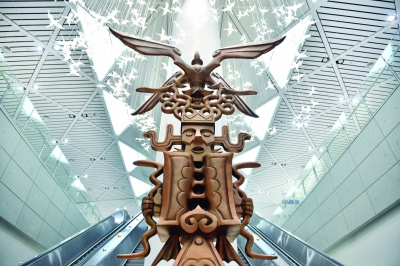 天河机场站雕塑《凤鸣楚天》。本版摄影 记者詹松