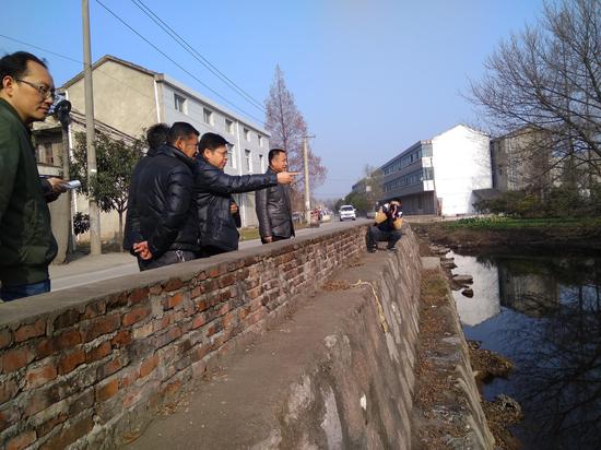 化工区管委会副主任喻长兴在新集村检查沟渠清理情况