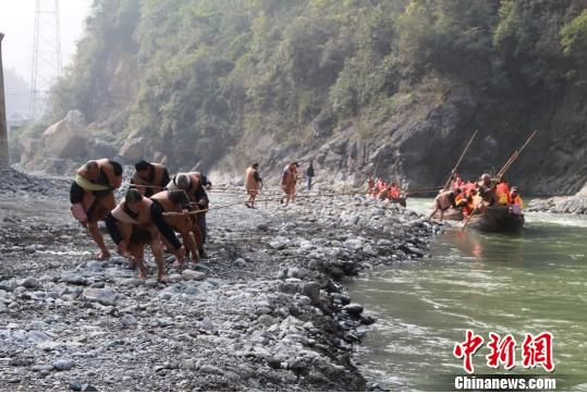 图为神农溪重现古老的拉纤场景。　蒋青琳　摄