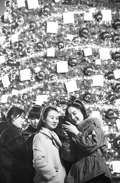 昨晚，光谷步行街上几位美女在开心地自拍。记者周迪 摄