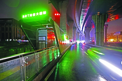 昨夜，雄楚BRT车站调试灯光 记者陈卓 摄