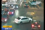男子不聽交通指揮撞倒女交警 逃逸辯稱心情不好
