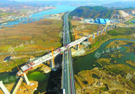 横跨汉十高速公路的汉十高铁官山河特大桥顺利合龙。
