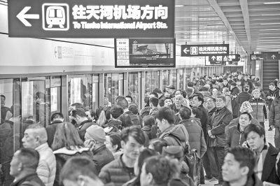 地铁金银潭站等待上车乘坐机场线的市民。
