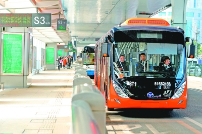 昨日,武昌雄楚大道BRT(快速公交系统)试运行,武汉公交新增BRT1线路。