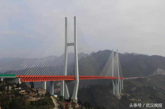 武汉造世界第一高桥通车 高565米相当于200层楼