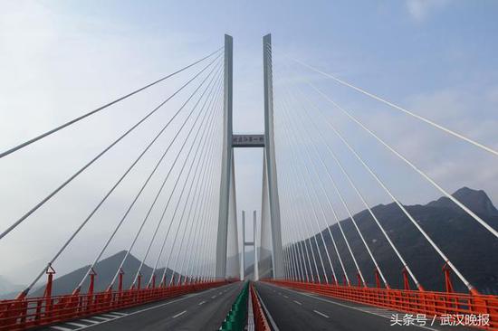武汉造世界第一高桥通车 高565米相当于200层楼