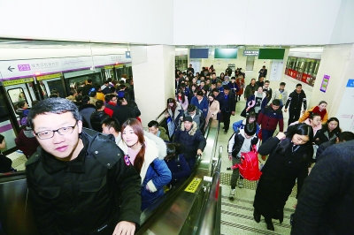 在2号线汉口火车站，很多乘客出站赶火车。    通讯员产启斗 摄