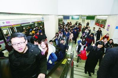 在2號線漢口火車站，很多乘客出站趕火車。    通訊員產啟斗 攝