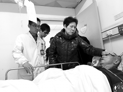 骨折婆婆手术次日到病床前送老伴最后一程。