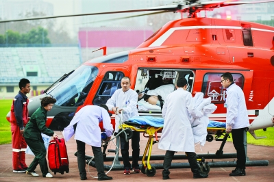 昨日下午，来自十堰的患者通过直升机紧急转运到协和医院进行治疗    记者胡冬冬 摄