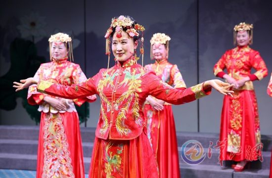 1月3日,襄阳之春艺术团在襄江剧场进行《东方之美》彩排。全媒体记者 杨东 摄(资料图)