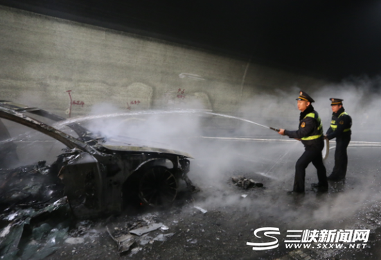 轿车高速公路隧道内突发大火 被烧成铁壳