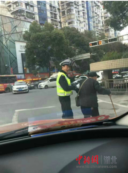 十堰五旬交警扶八旬大爷过马路 网友称“最美警察”