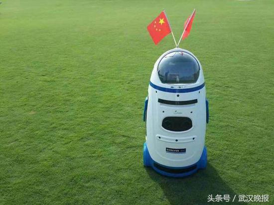 “机器人警察”在武汉上岗执勤 市民：太萌了