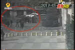 街頭群毆亂作一亂 男子竟向警察“借槍”