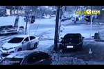 監(jiān)拍：女生清晨趕考滑倒 遭環(huán)衛(wèi)車碾壓身亡