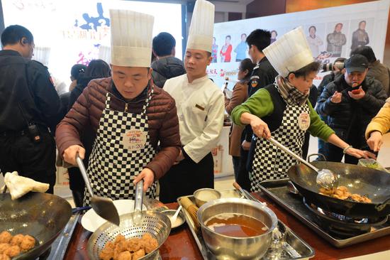 谁是湖北肉圆王争霸赛第二季――民间高手VS酒店大厨 参赛者制作肉圆中
