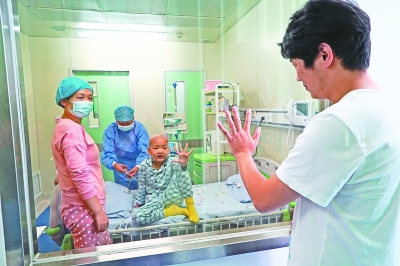 方铭和隔离仓外的爸爸打招呼。