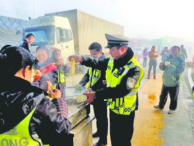 湖北高警为滞留司机送饭