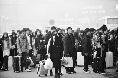 大批旅客排队进站，在浓雾中踏上回家的旅程。记者苗剑 摄