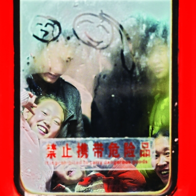 等待出发的列车里坐满了旅客
