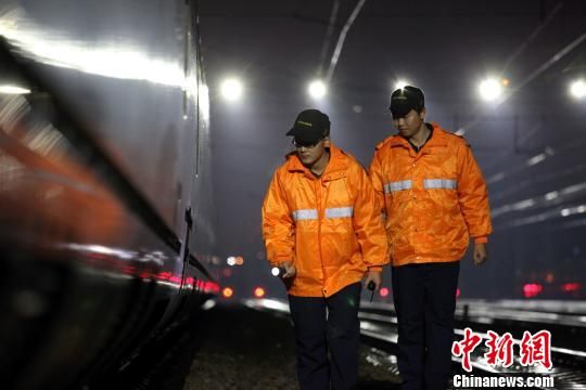 圖為“動(dòng)車保姆”冒著嚴(yán)寒進(jìn)行夜間檢修保溫工作?！≡S輝 攝