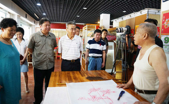 2016年9月9日， 省政协教科文卫体委员会组织专题调研组赴武汉市调研非物质文化遗产保护传承工作。图为调研组成员在汉绣工作室与传承人面对面交流。