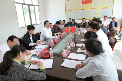 图为省政协副主席郭跃进率队赴咸宁开展专题调研，助推农村饮水安全。